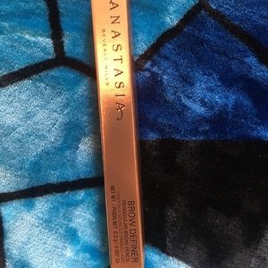 Anastasia Beverly Hills brow definer in  taupe